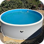 Упакованные товары в зеленой пленке с лейблами